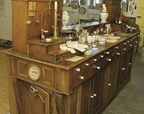 Blick in die Museumsapotheke