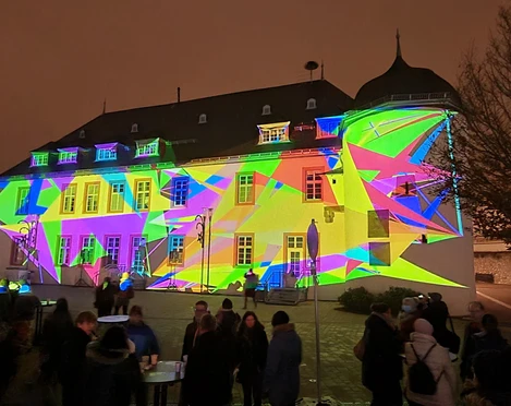 Kellereigebäude illuminiert