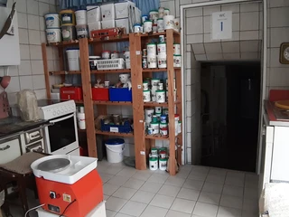 Töpferscheibe und Farben