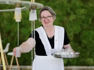 Brunnenfrau im Weinbrunnen