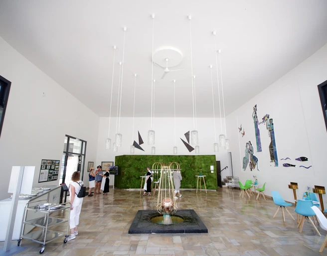 Weinbrunnen mit Tourist-Info von März bis Oktober