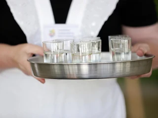 Heilwasserverkostung im Weinbrunnen