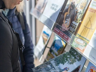 Informationsmaterial in der Tourist-Info im Taunus-Informationszentrum