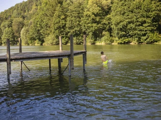 Kind beim Planschen im See in Bömighausen