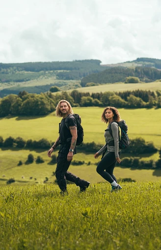 Wanderpaar in Wiesenlandschaft