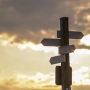 Wanderschilder im Abendlicht