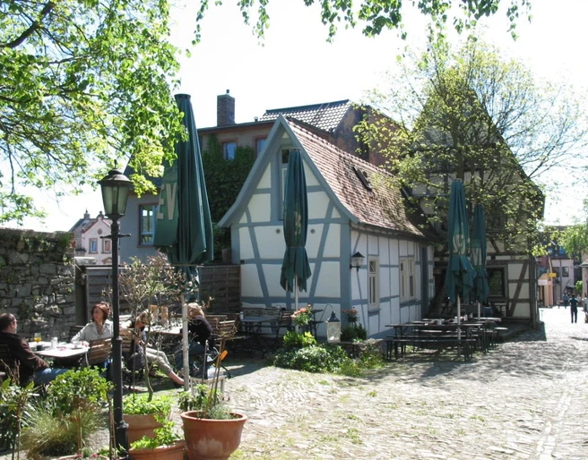 Gemütliches Flair im Hof vom Cafe Klatsch