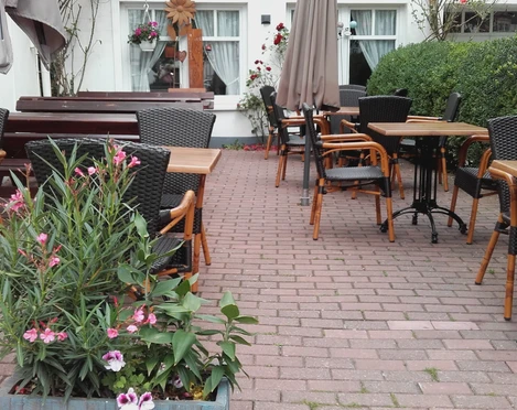 Terrasse Mille Vini an der Burg