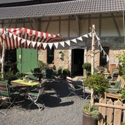 Der Außenbereich lädt bei schönem Wetter zu einem leckeren Stück Kuchen ein