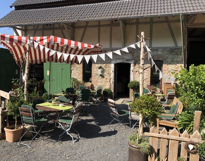 Der Außenbereich lädt bei schönem Wetter zu einem leckeren Stück Kuchen ein