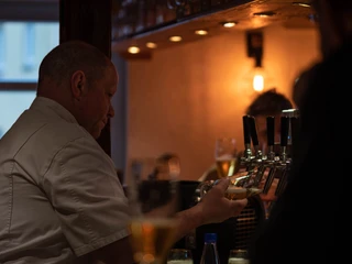 Hier zapft der Wirt auch persönlich