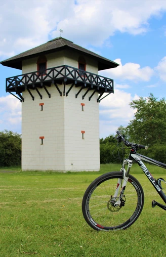 Rekonstruierter Wachturm am Deutschen Limes-Radweg