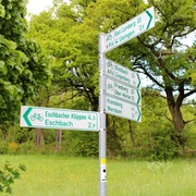 Wegweiser am Hessischen Radfernweg R6