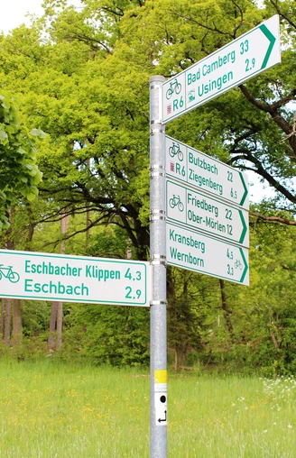 Wegweiser am Hessischen Radfernweg R6