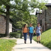 Wanderer im Römerkastell Saalburg