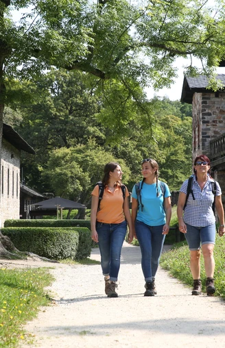 Wanderer im Römerkastell Saalburg