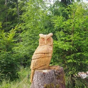 Holzskulpturen am Wegesrand