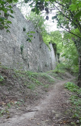 Entlang der Burgmauer