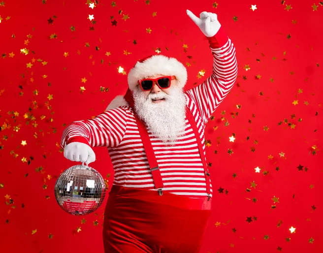 Photo of retired old man grey beard hold vintage disco ball dance funky wear santa x-mas costume suspenders sunglass gloves striped shirt cap isolated red color background Der Weihnachtsmann hält eine Discokugel in der Hand und steht vor einer roten WandSanta Claus holds a disco ball in his hand and stands in front of a red wall