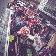 Karneval_1.jpg Ein bunter Festwagen mit einem riesigen Clown und Radfahrern während eines Karnevalsumzugs.A colorful float with a giant clown and cyclists during a carnival parade.