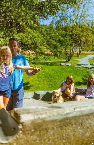 Familie am Tretbecken an der Diemelquelle