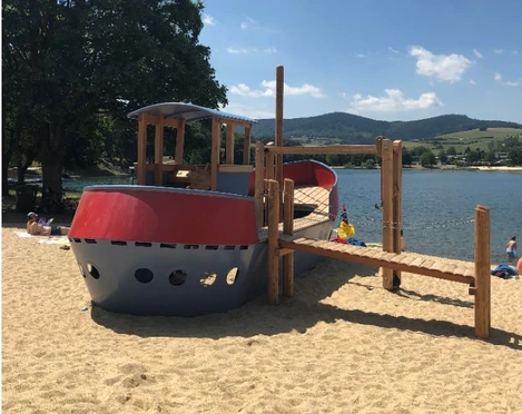 Spielschiff an der Uferpromenade Diemelsee