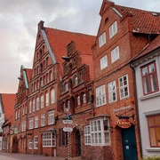 Brauereimuseum & Krone_©-Lüneburg Marketing GmbH.jpg Außenansicht Brauereimuseum Lüneburg in der Heiligenstraße