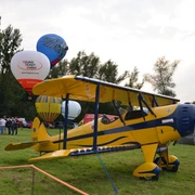 Flugzeug und Heißluftballons zu den Flugtagen am Salzgittersee