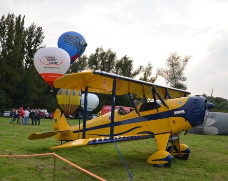 Flugzeug und Heißluftballons zu den Flugtagen am Salzgittersee
