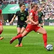 DFB Women's Cup Final Eine Szene aus einem spannenden Fußballspiel zwischen zwei Frauenmannschaften im Stadion.A scene from an exciting soccer match between two women's teams in the stadium.