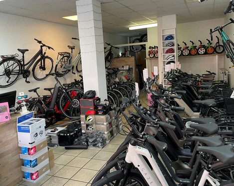 Rademachers Radshop Fahrradgeschäft voller E-Bikes und Zubehör, zahlreiche Modelle und Optionen in einem hellen Innenraum.