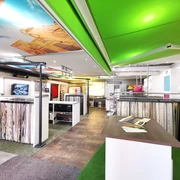 Raumausstattung Weist Ein heller Innenraum mit bunten Stoffmustern und Teppichmustern, die geordnet ausgestellt sind.