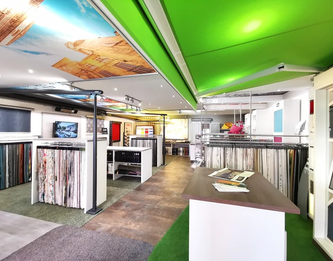 Raumausstattung Weist Ein heller Innenraum mit bunten Stoffmustern und Teppichmustern, die geordnet ausgestellt sind.