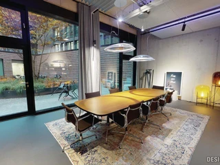 Fireside Room Moderner Konferenzraum mit großem Holztisch, Lederstühlen und Blick auf den begrünten Innenhof.</p>Modern conference room with large wooden table, leather chairs and view of the leafy courtyard.</p> <p