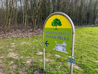 Waldspielplatz Heiligenberg Waldspielplatzschild mit grüner Baumgrafik, am Waldrand gelegen, lädt Familien zum Abenteuer ein.