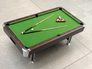 Billardtisch 01 Poolbillardtisch mit grünem Tuch, zwei Kös und arrangierten Kugeln in Startposition.Pool table with green cloth, two cushions and balls arranged in starting position.