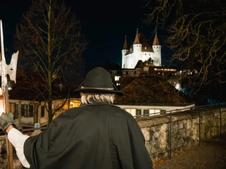 unheimliches-thun-nachtwaechter-blick-richtung-schloss.jpg