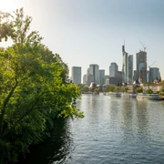 Frankfurt_Skyline-Aussichtspunkt Alte Brücke_1040423_© #visitfrankfurt_plazy_Isabela_Pacini (1).jpg