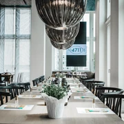 4711 Duftseminar Modernes Restaurant mit langen Tischen, stilvollen schwarzen Stühlen und eleganten Deckenlampen.</p>Modern restaurant with long tables, stylish black chairs and elegant ceiling lamps.</p> <p