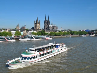MS Loreley Weißes Ausflugsschiff auf dem Rhein mit Blick auf den Kölner Dom und die skyline.White excursion boat on the Rhine with a view of Cologne Cathedral and the skyline.</p> <p
