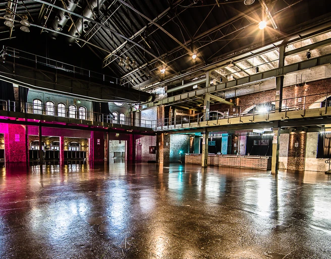 E-Werk Köln Haupthalle Industrieller Saal mit glänzendem Boden, Backsteinwänden und hoher Decke in dunklem Ambiente.Industrial hall with shiny floor, brick walls and high ceiling in a dark ambience.