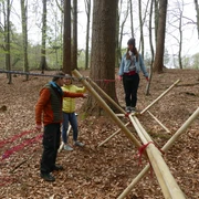 Brückenbau_kreativ.JPG Menschen balancieren auf einem Holzparcours im Wald unter Anleitung, umgeben von Laub auf dem Boden.</p>People balance on a wooden course in the forest under supervision, surrounded by foliage on the ground.</p> <p