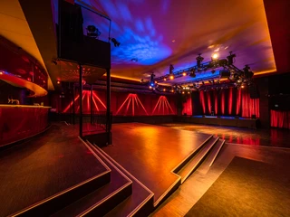 A7R00661.jpg Eine leere Konzertbühne mit rotem und blauem Bühnenlicht, dazu ein schwarzer Boden.An empty concert stage with red and blue stage lighting and a black floor.