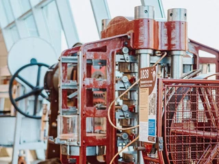Führung 3 Historische Druckmaschine im Technischen Museum, rot lackiert, mit Infotafel zur Jahrgangsangabe.Historical printing press in the Technical Museum, painted red, with vintage information board.