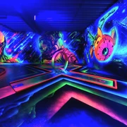 "Eingelocht" 3D-Schwarzlicht-Minigolfanlage