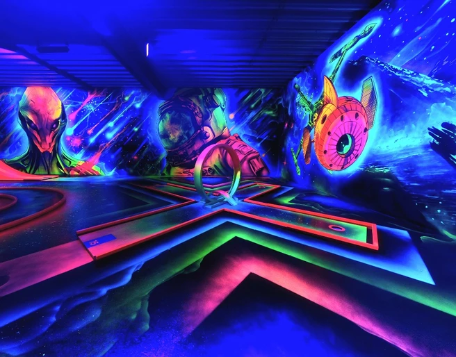 "Eingelocht" 3D-Schwarzlicht-Minigolfanlage