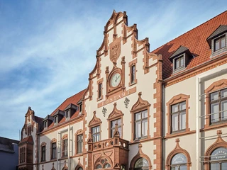 Kunstmuseum, Mülheim an der Ruhr  Das historische Gebäude des Kunstmuseums Mülheim an der Ruhr mit prächtiger Fassade und Uhr.