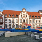 Kunstmuseum, Mülheim an der Ruhr <p>Historisches Postgebäude in Mülheim an der Ruhr mit buntem Brunnen im Vordergrund.</p>