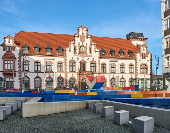 Kunstmuseum, Mülheim an der Ruhr <p>Historisches Postgebäude in Mülheim an der Ruhr mit buntem Brunnen im Vordergrund.</p>
