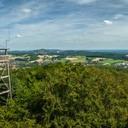 Borgholzhausen-Luisenturm-Teutoburger-Wald-Tourismus-D-Ketz-057.jpg Der hölzerne Luisenturm bietet einen weiten Blick über die Landschaft des Teutoburger Waldes.